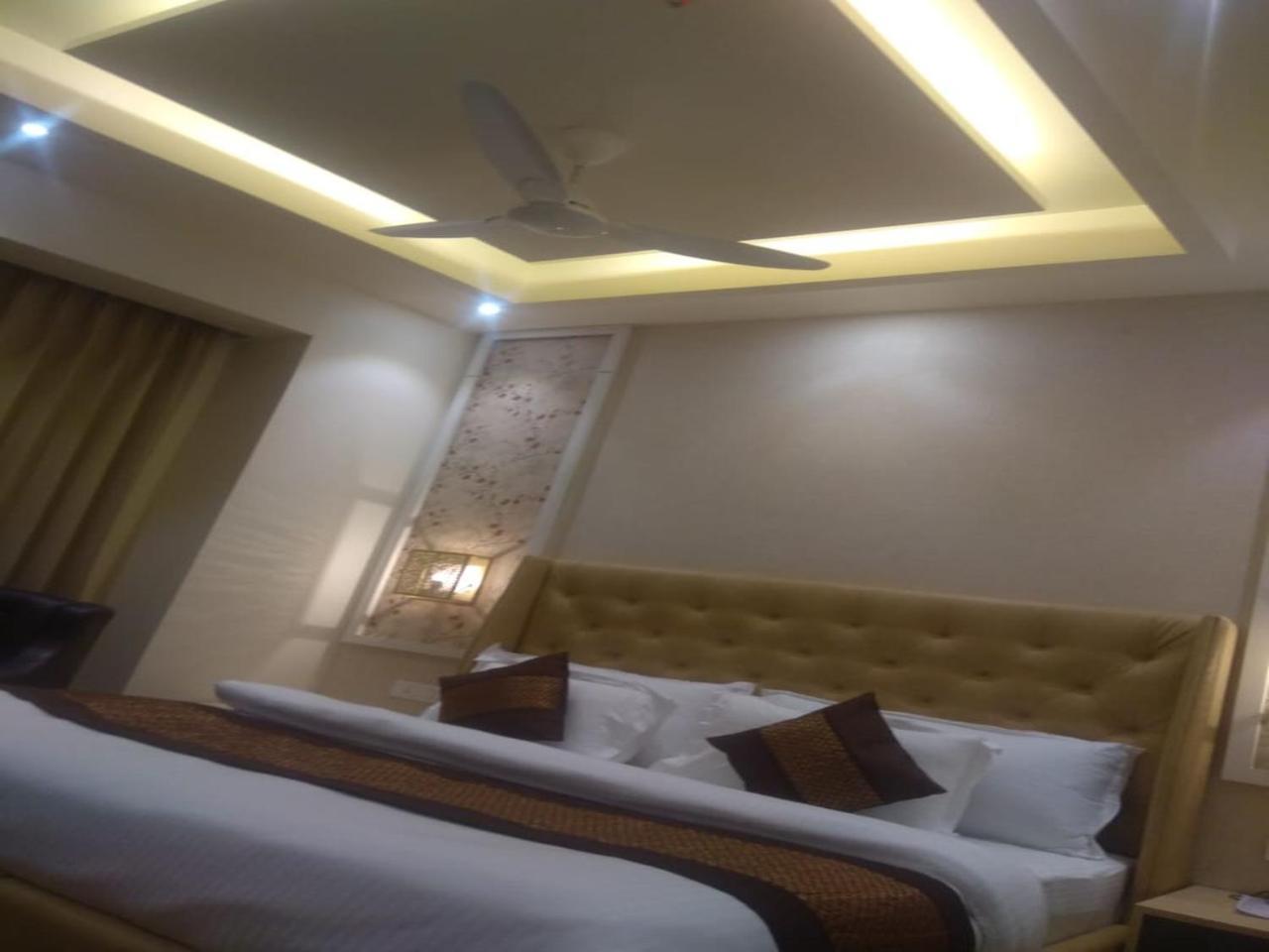 אמריצר Csjs Inn By Krishna Group Of Hotels מראה חיצוני תמונה