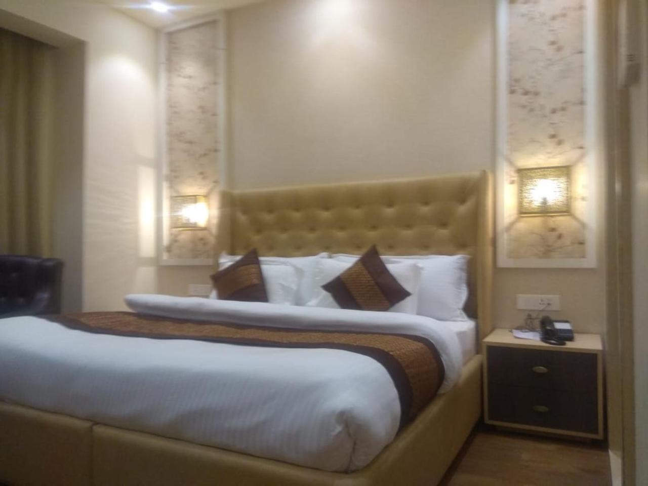 אמריצר Csjs Inn By Krishna Group Of Hotels מראה חיצוני תמונה